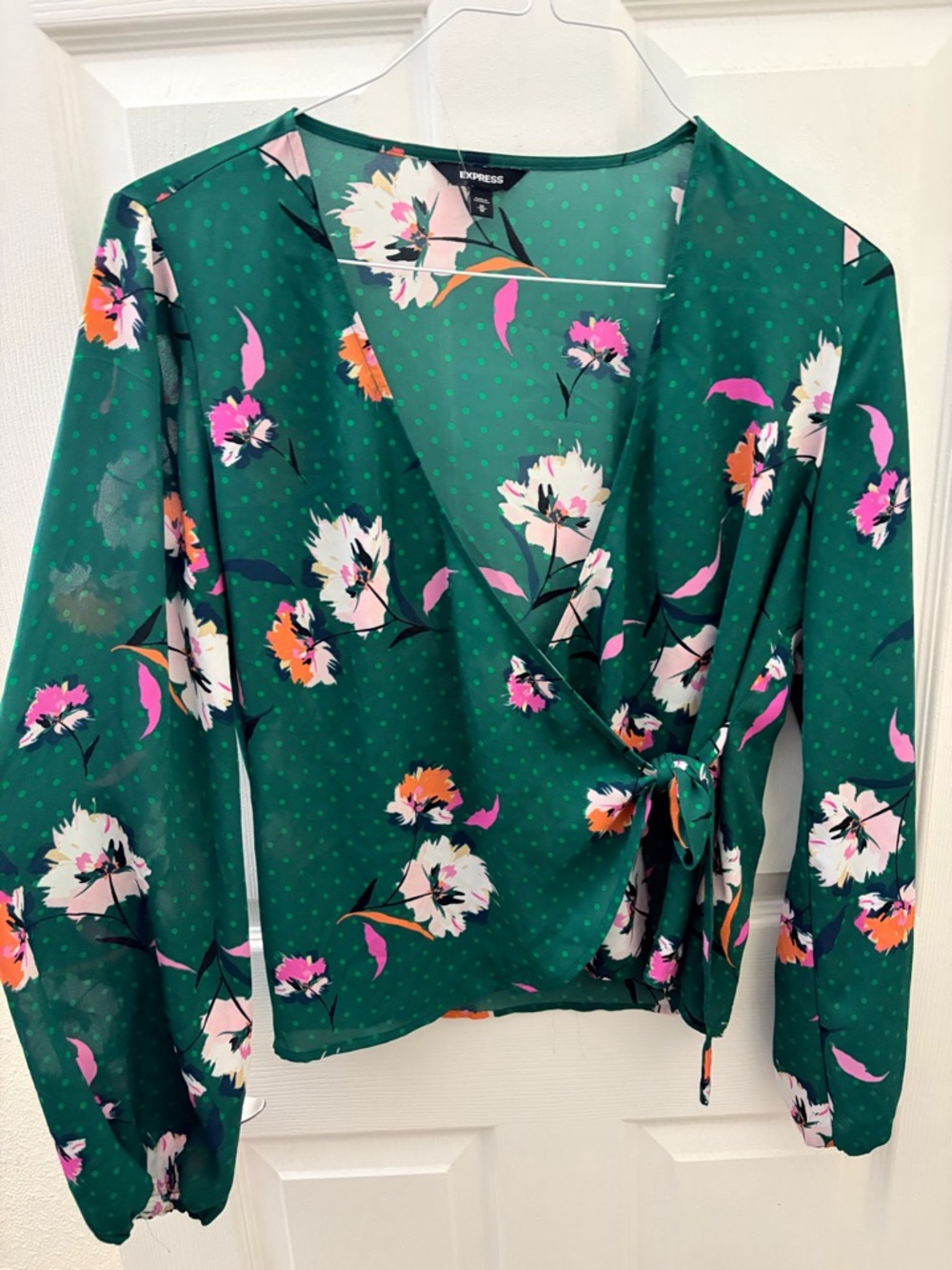 💚 Express Wrap Shirt Green Floral Polka Dot  Blouse With Tie Waist Size Medium - Picture 8 of 8
